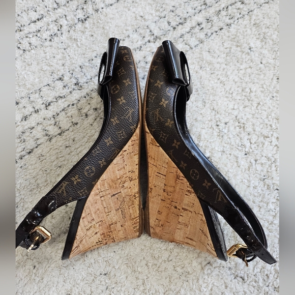 Louis Vuitton Monogram Open-Toe Bow Wedge Heels - Picture 6 of 12